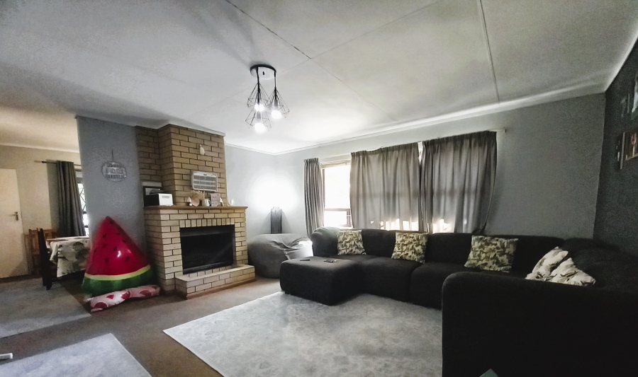 To Let 4 Bedroom Property for Rent in Rouxville Western Cape